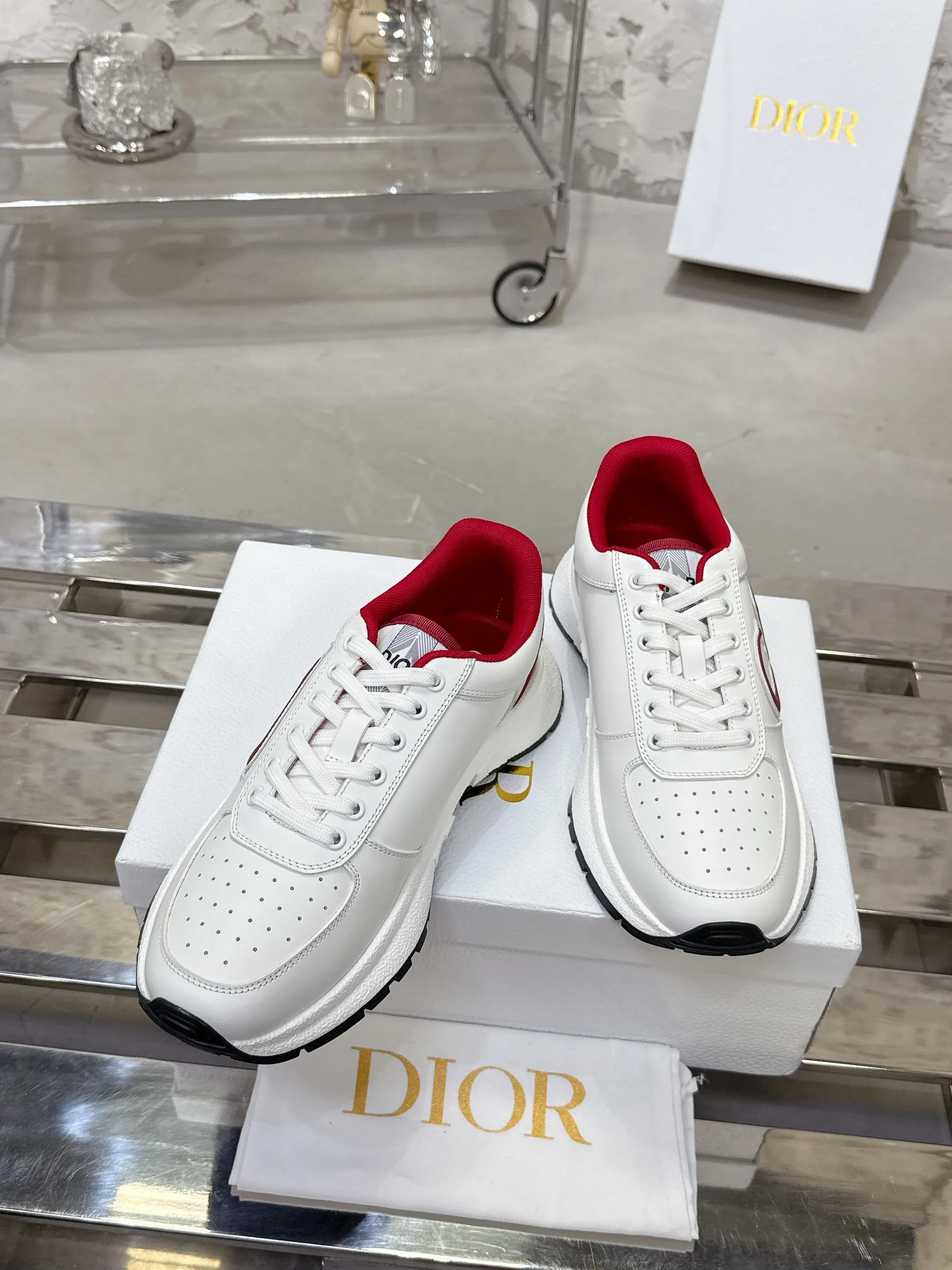 [Dior Dior] P: 660💰Couple model Size: Female: 35-40 (41 customized), male 39-44. (45 customized) 2025 Dior Dior autumn and winter new couple model, thick-soled casual sports shoes, original purchase and development, reinterpret sports style with elegant and fashionable shape. The upper is crafted from white mesh fabric and features the Christian Dior Paris signature on the laces and heel. The exquisite two-color sole is light and soft, which can add a high-end temperament to all kinds of casual looks. The delivery counter is exquisitely packaged🛍📦 ▪️Material: Original custom imported first-layer cowhide ▪️Inner lining: Imported soft sheepskin lining ▪️Sole: Original open-molded anti-slip rubber material ▪️Sole thickness: 4CM